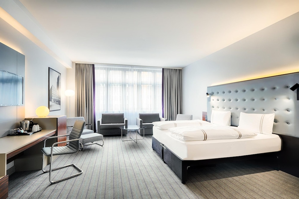 Standard, Quadruple, 2 Murphy Beds, Queen Bed، Premier Inn Cologne City Mediapark Hotel 3/8