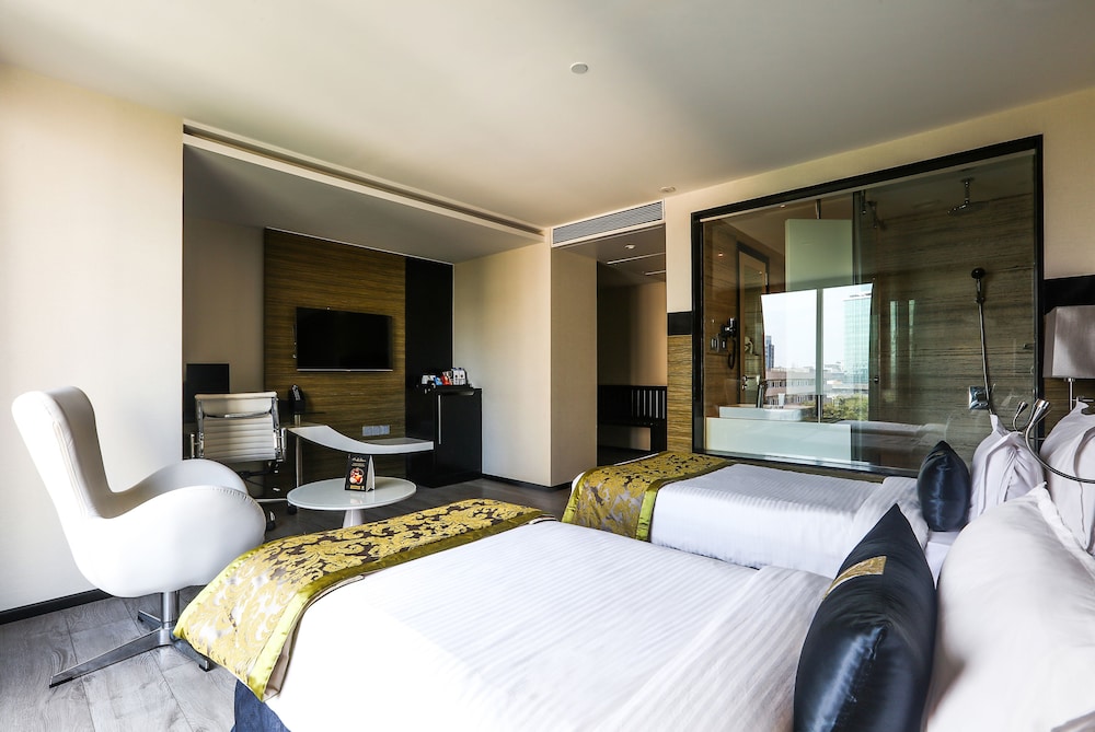 EXECUTIVE, TWIN BEDS