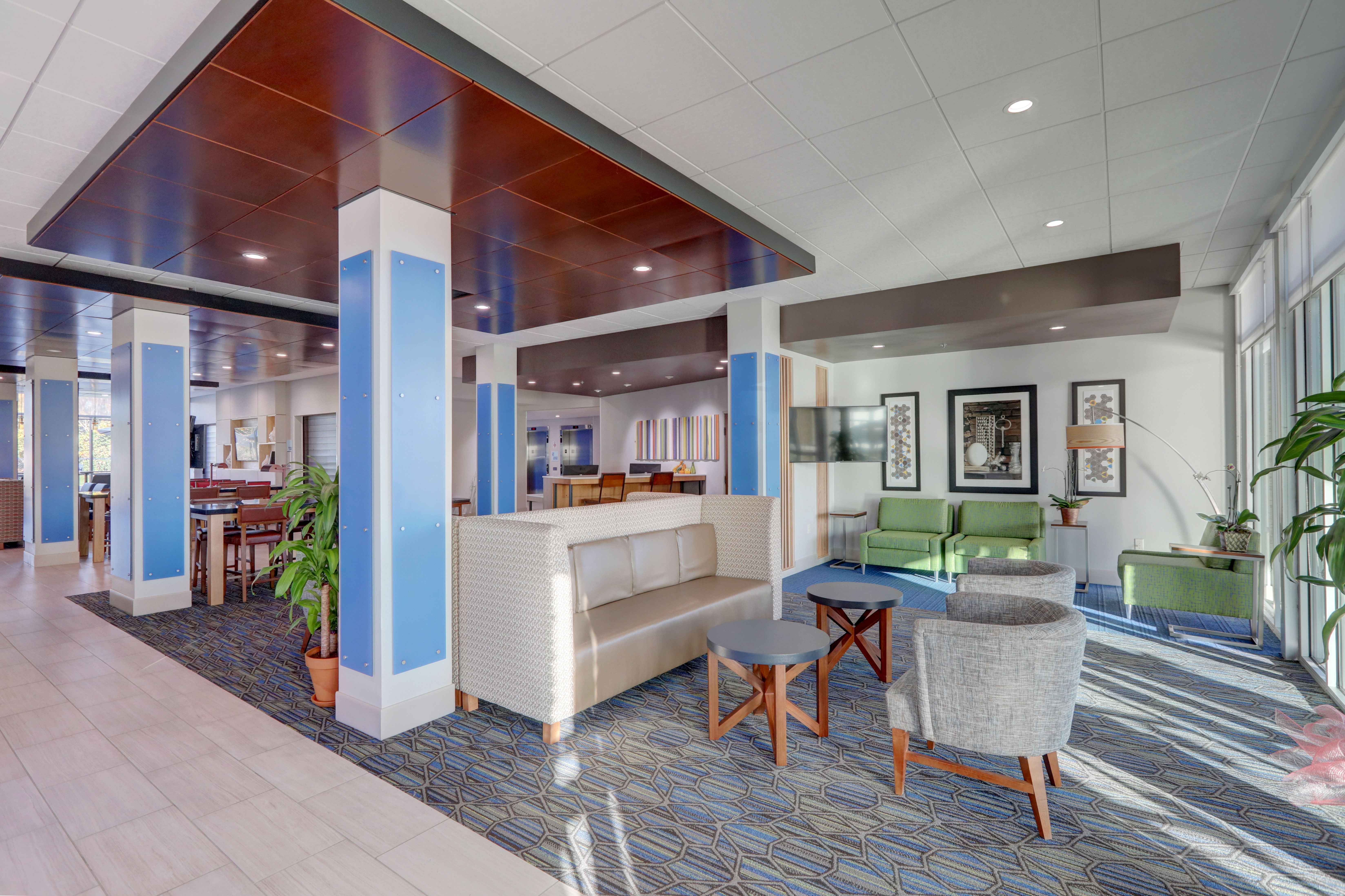 Holiday Inn Express & Suites Auburn Downtown 8/48