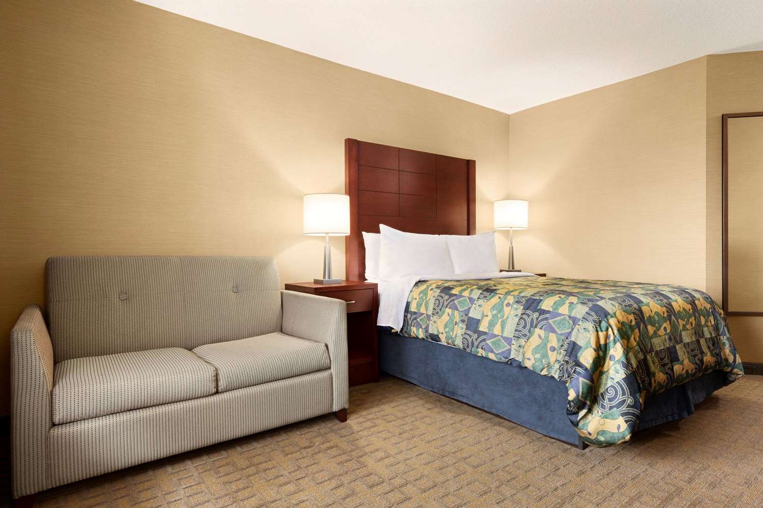Travelodge by Wyndham Oshawa Whitby 7/18