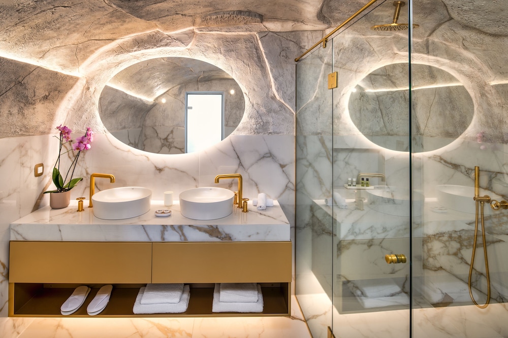 جناح جونيور بسرير مزدوج بحوض استحمام، Aura Suites 2/2