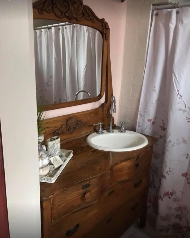 Evans Holly Grove Inn Bed and Breakfast 16/19