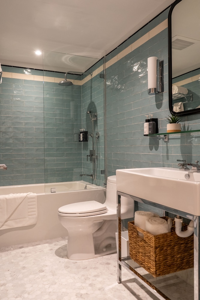 Nassau Suite Hotel 46/50