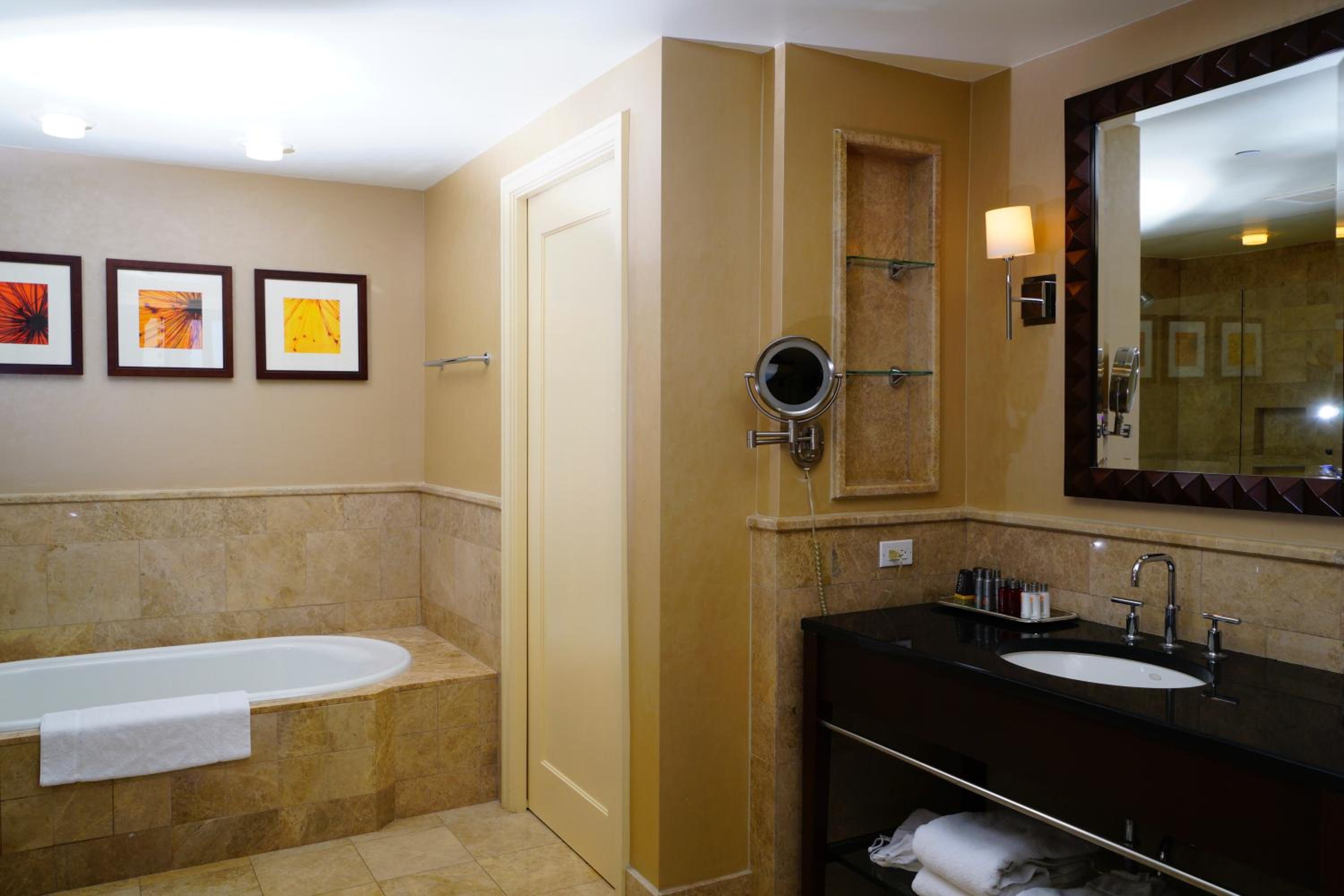 جناح كبير بإطلالة على البحر بشرفة بغرفتي نوم، Palm Beach Singer Island Resort and Spa Luxury Suites 3/5