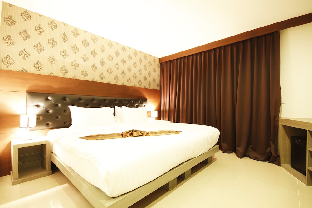 Hemingway's Silk Hotel 18/38