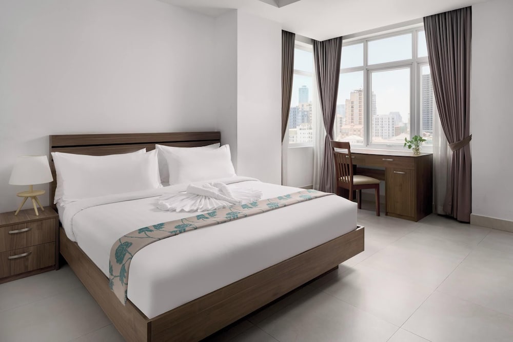 DELUXE, KING BED