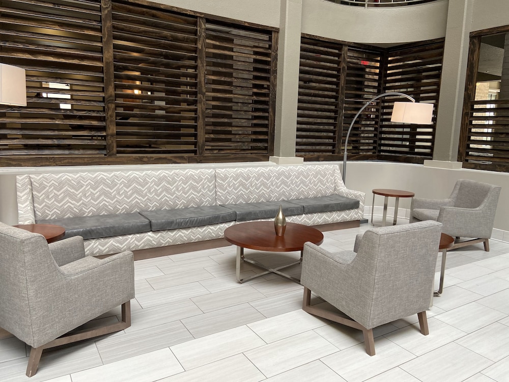 Embassy Suites by Hilton Chicago Schaumburg Woodfield 38/55