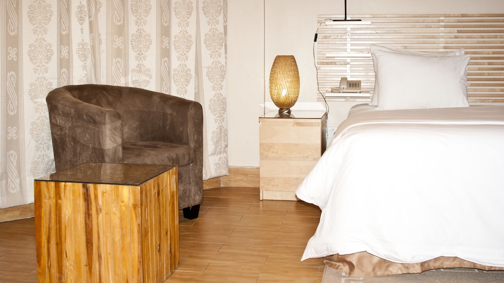 Tropical Enclave Hotel 40/60