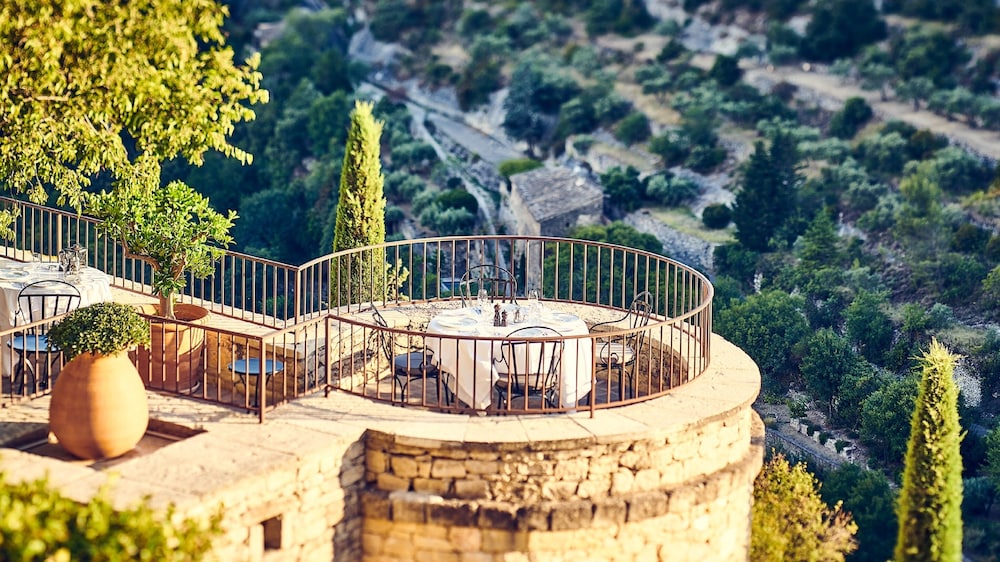 Airelles Gordes, La Bastide 74/81