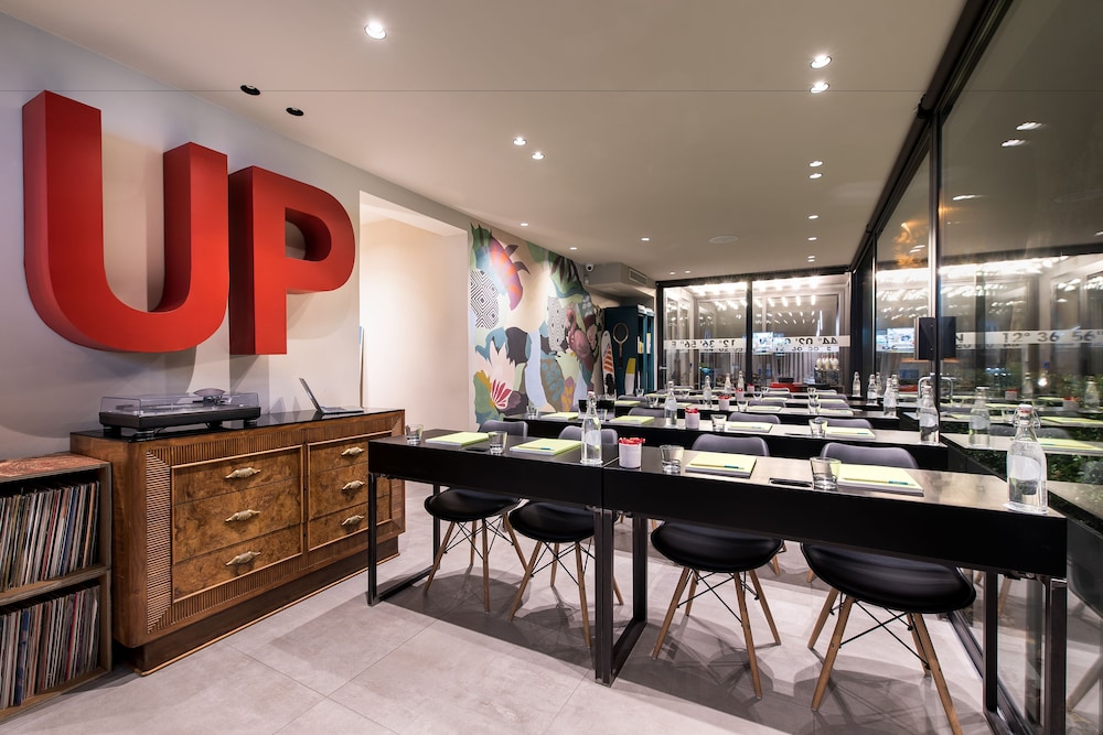 Up Hotel 53/67