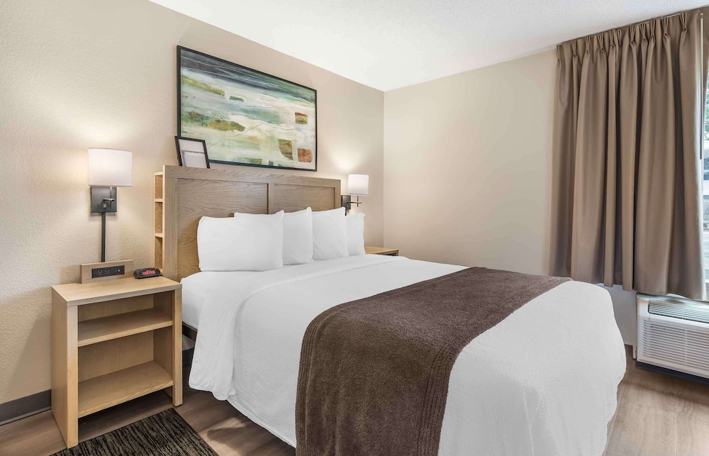 Studio, Queen Bed, Accessible