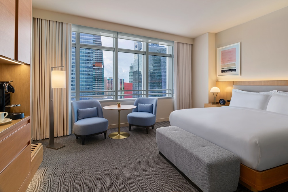 Suite, King Bed, City View