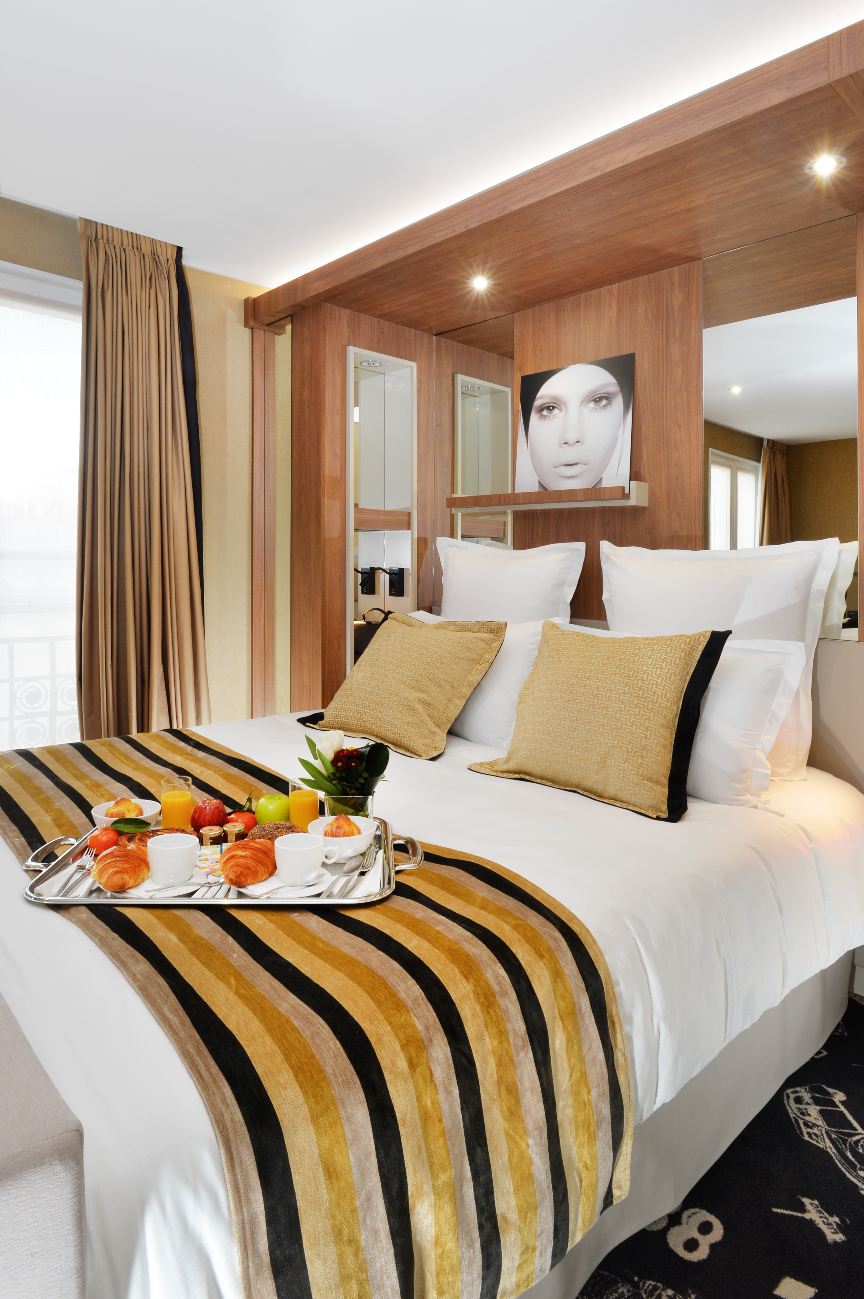 غرفة بسرير مزدوج بإطلالة