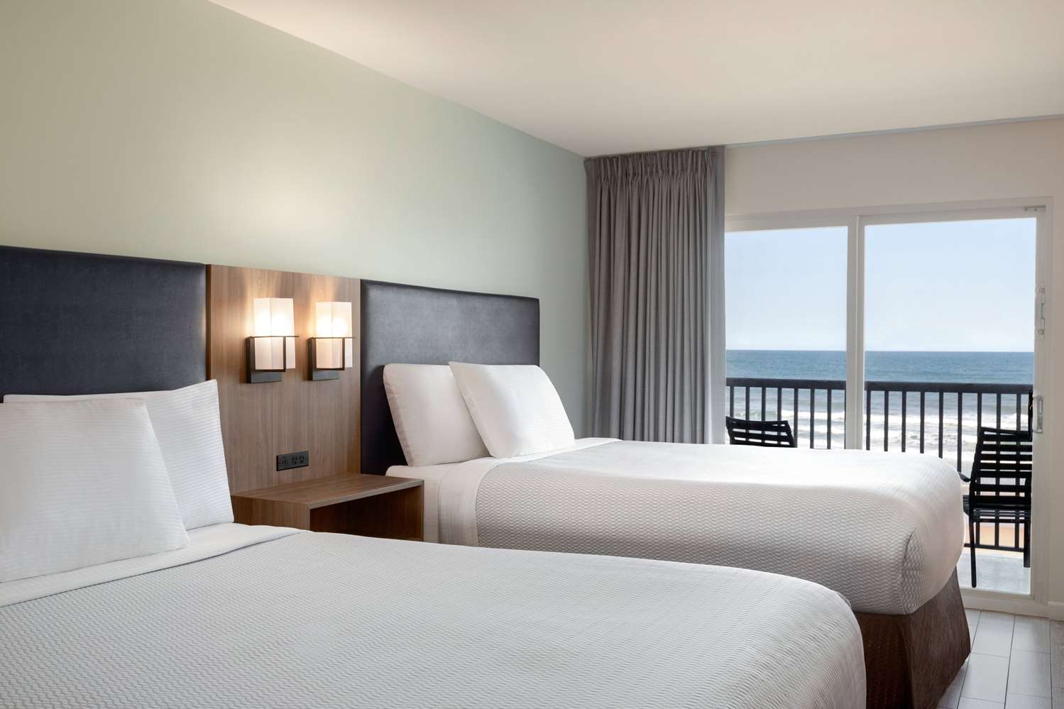 La Quinta Inn & Suites by Wyndham Oceanfront Daytona Beach 7/23