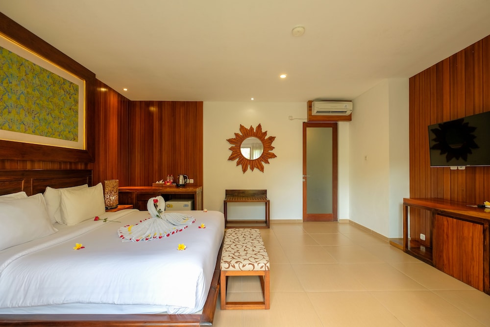 ROOM, KING BED, POOL VIEW