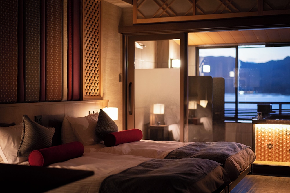 ROYAL, TWIN BEDS, OCEAN VIEW, PRIVATE BATHROOM