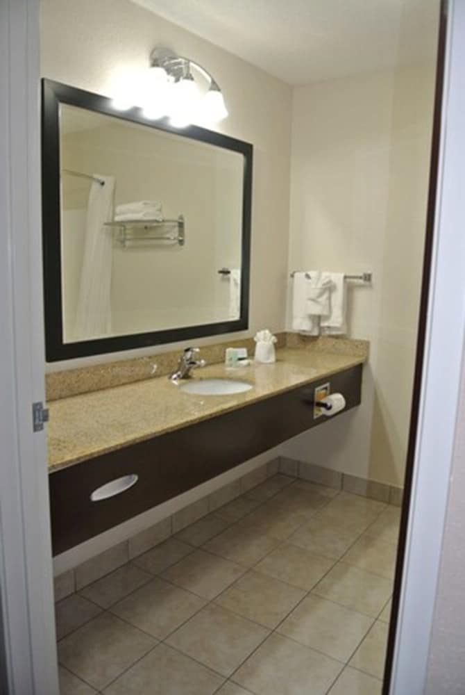 Quality Inn & Suites Arnold St Louis 20/29