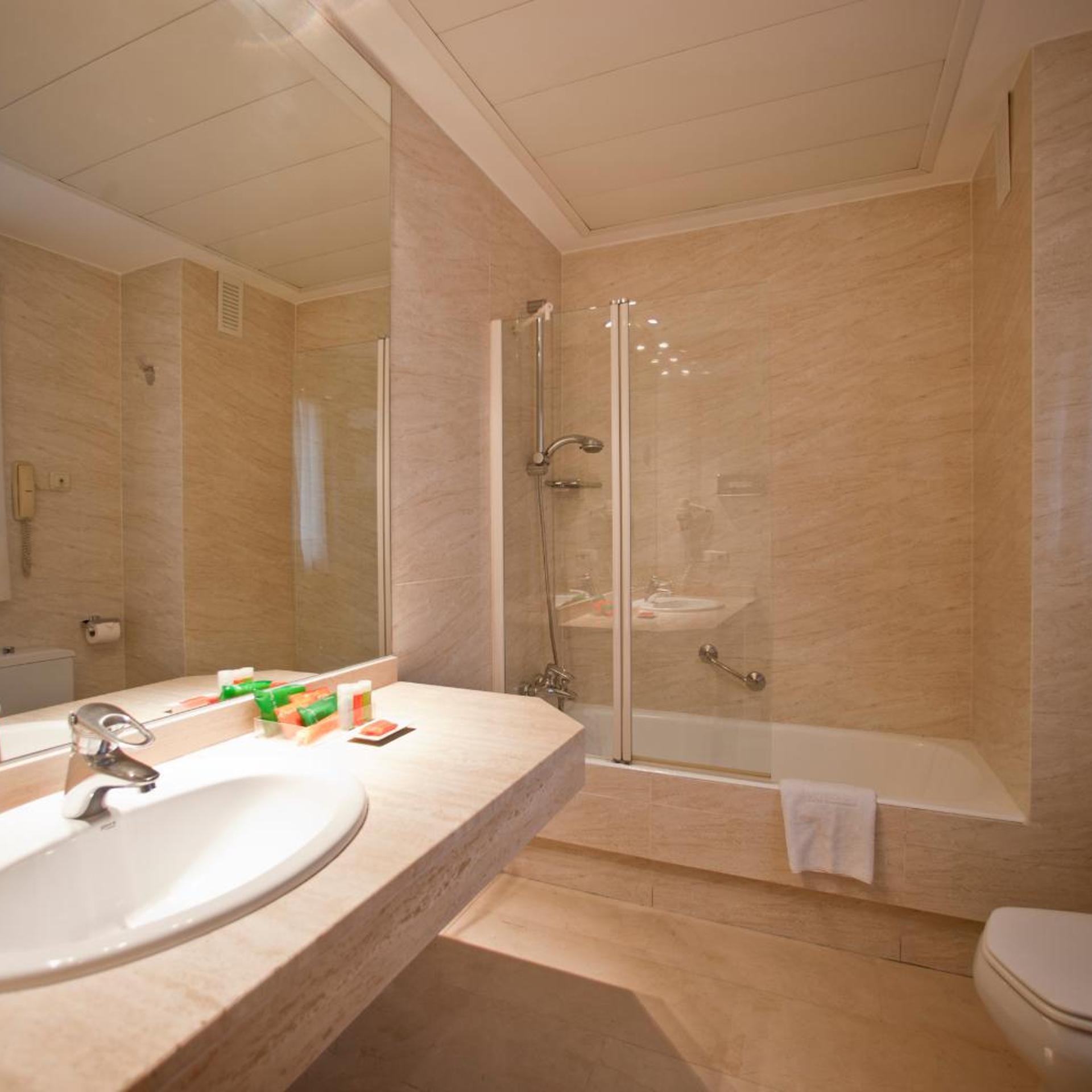 Superior, Double Bed, Hotel Inglaterra 5/9