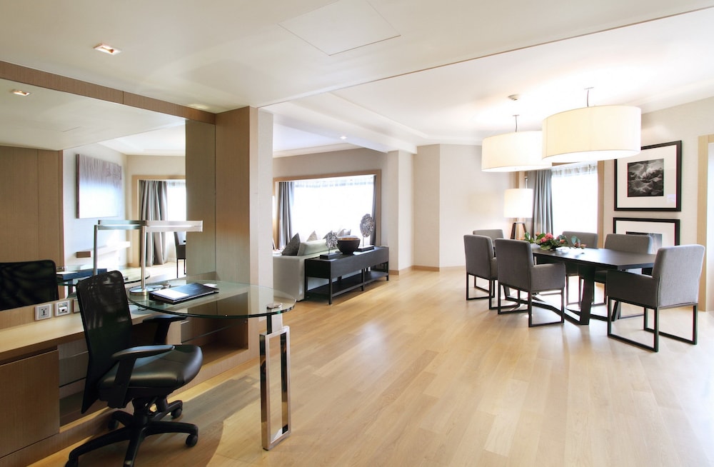 Centara Grand At Central Plaza Ladprao Bangkok 63/82
