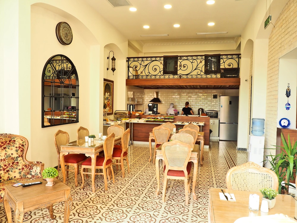 Nusret Bey Hotel 25/32