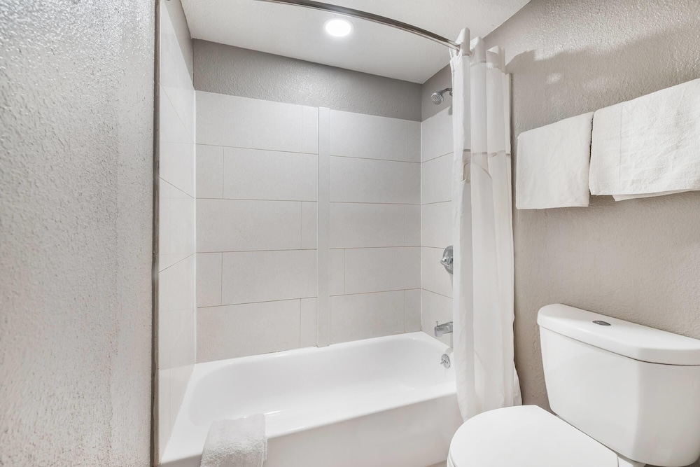 Travelodge by Wyndham Norfolk Airport 36/48