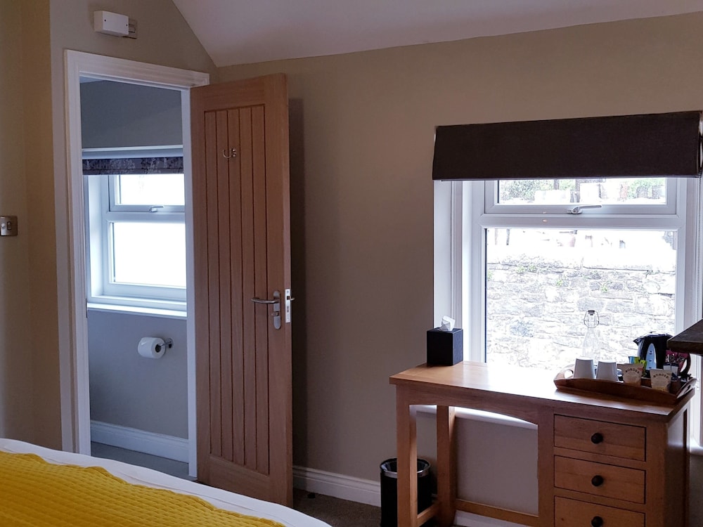 The Bowes Hotel 43/56