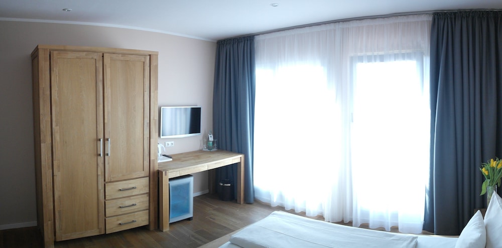 Hotel Attache 19/30