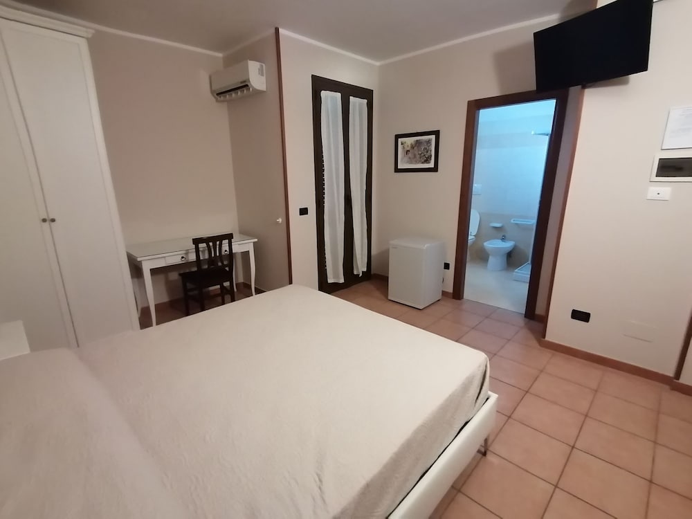 ROOM, DOUBLE BED