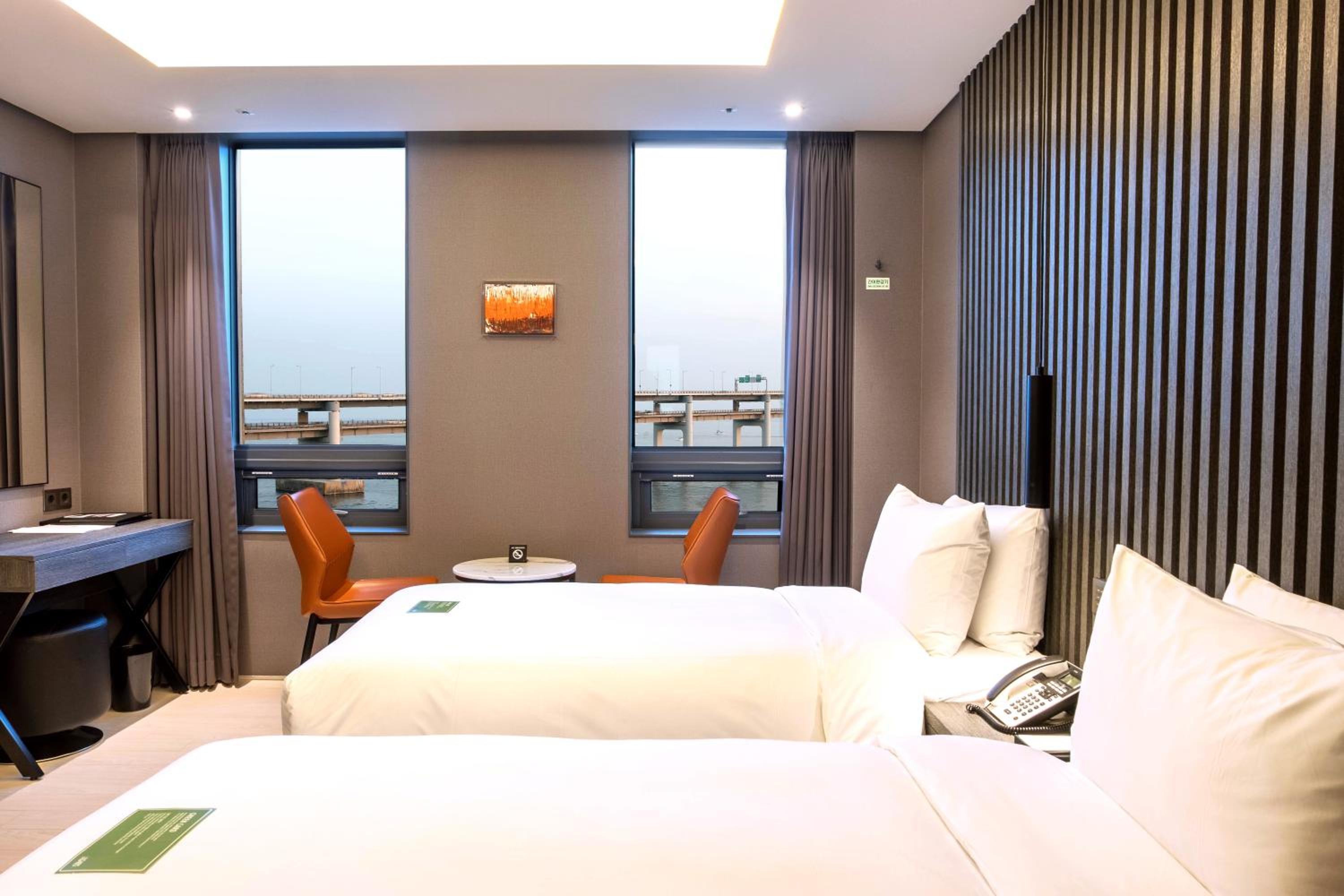 DELUXE, TWIN BEDS