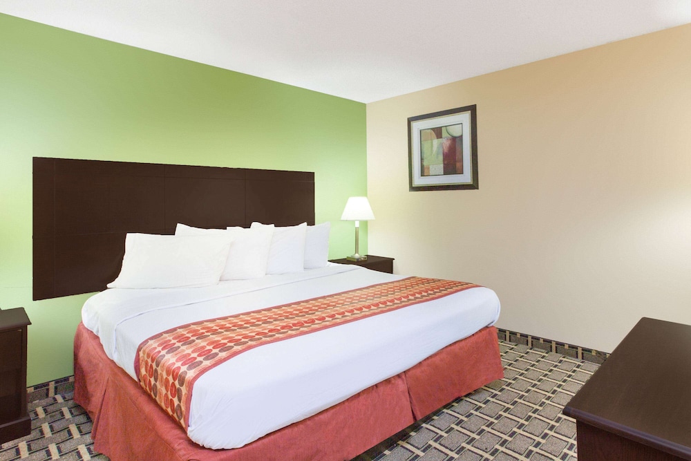 Days Inn & Suites by Wyndham Madison Heights MI 8/20