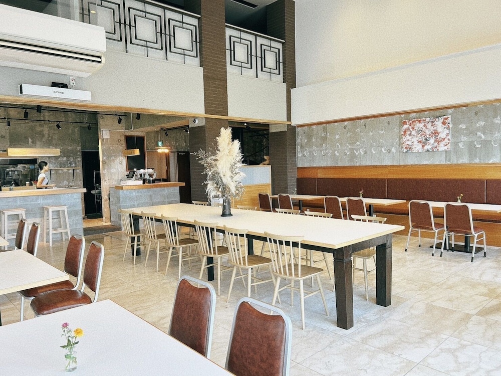 Royal Hotel 36/50