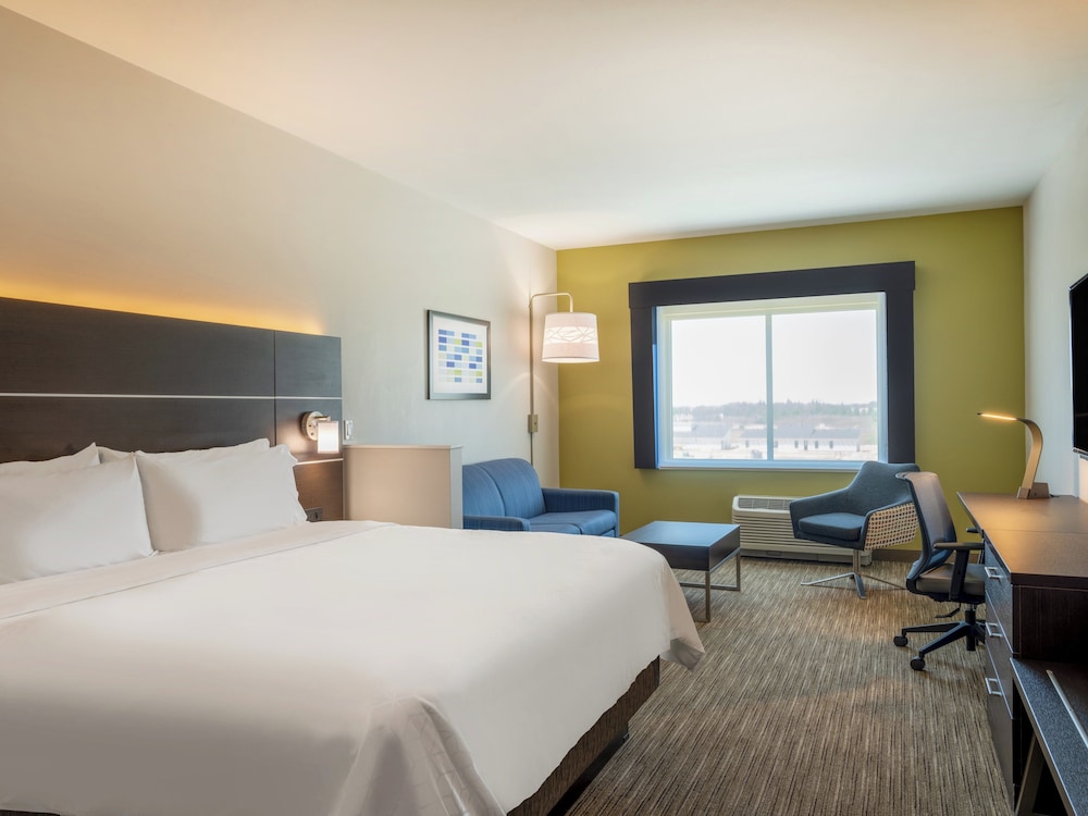 Holiday Inn Express and Suites Watertown 22/74