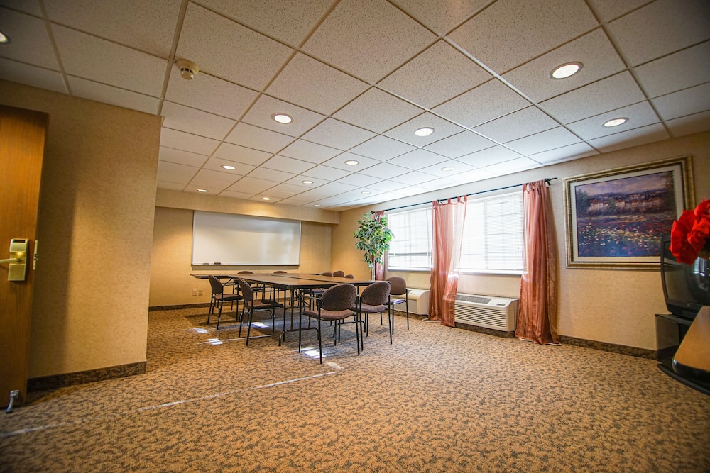 Travelodge by Wyndham Colorado Springs Airport/Peterson AFB 22/44