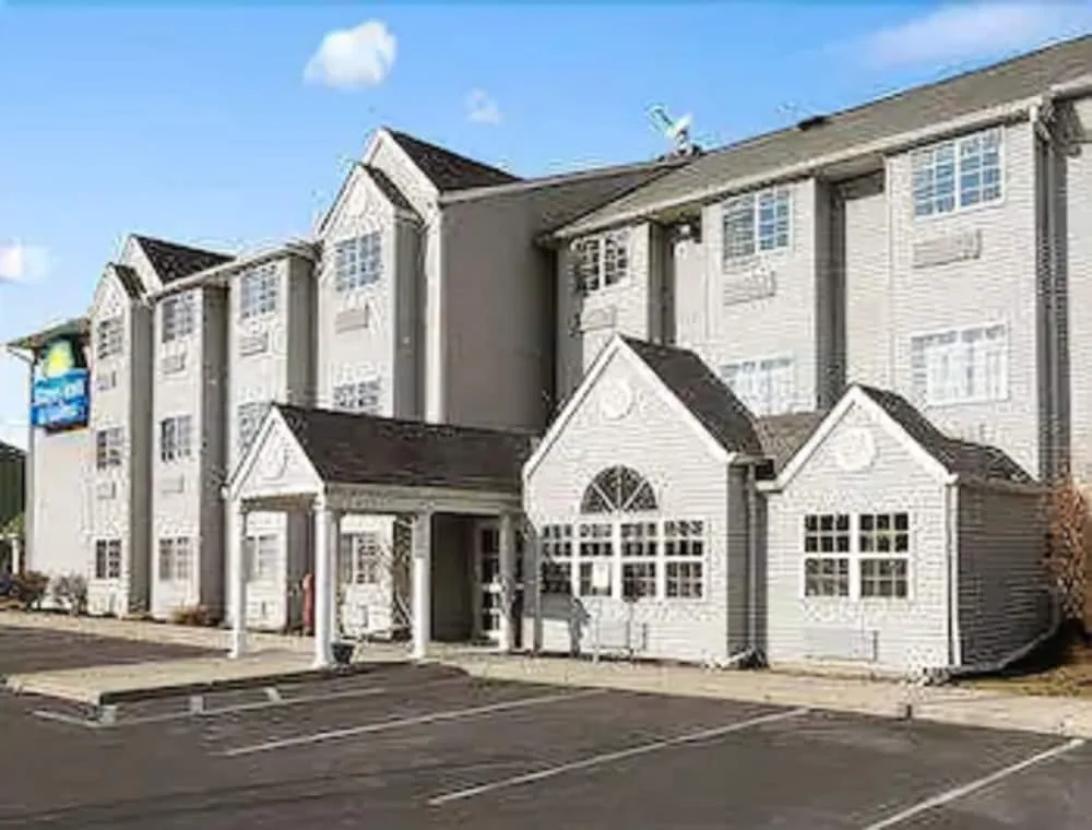 Days Inn And Suites by Wyndham Lafayette In 21/22