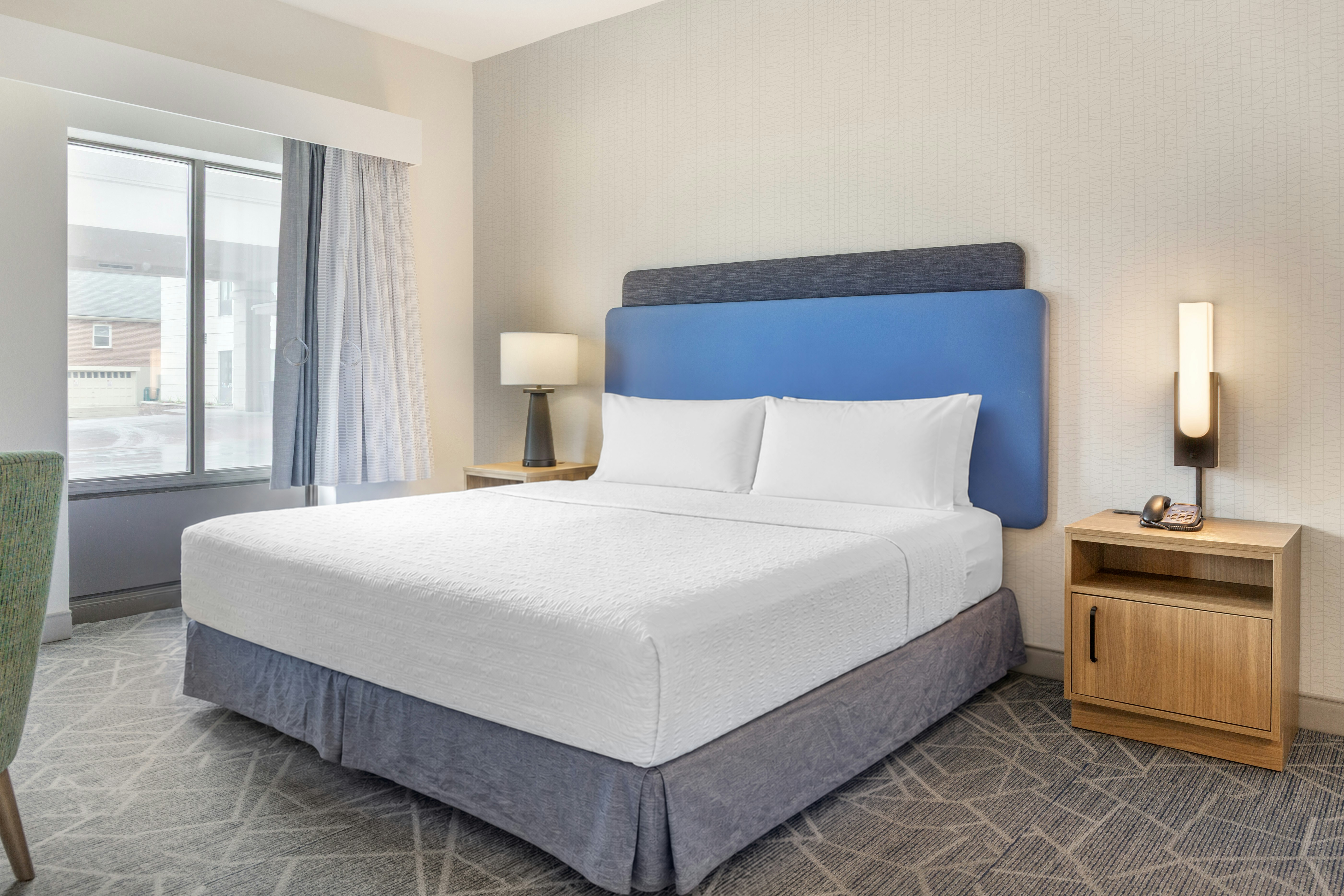 SUITE, KING BED, ACCESSIBLE