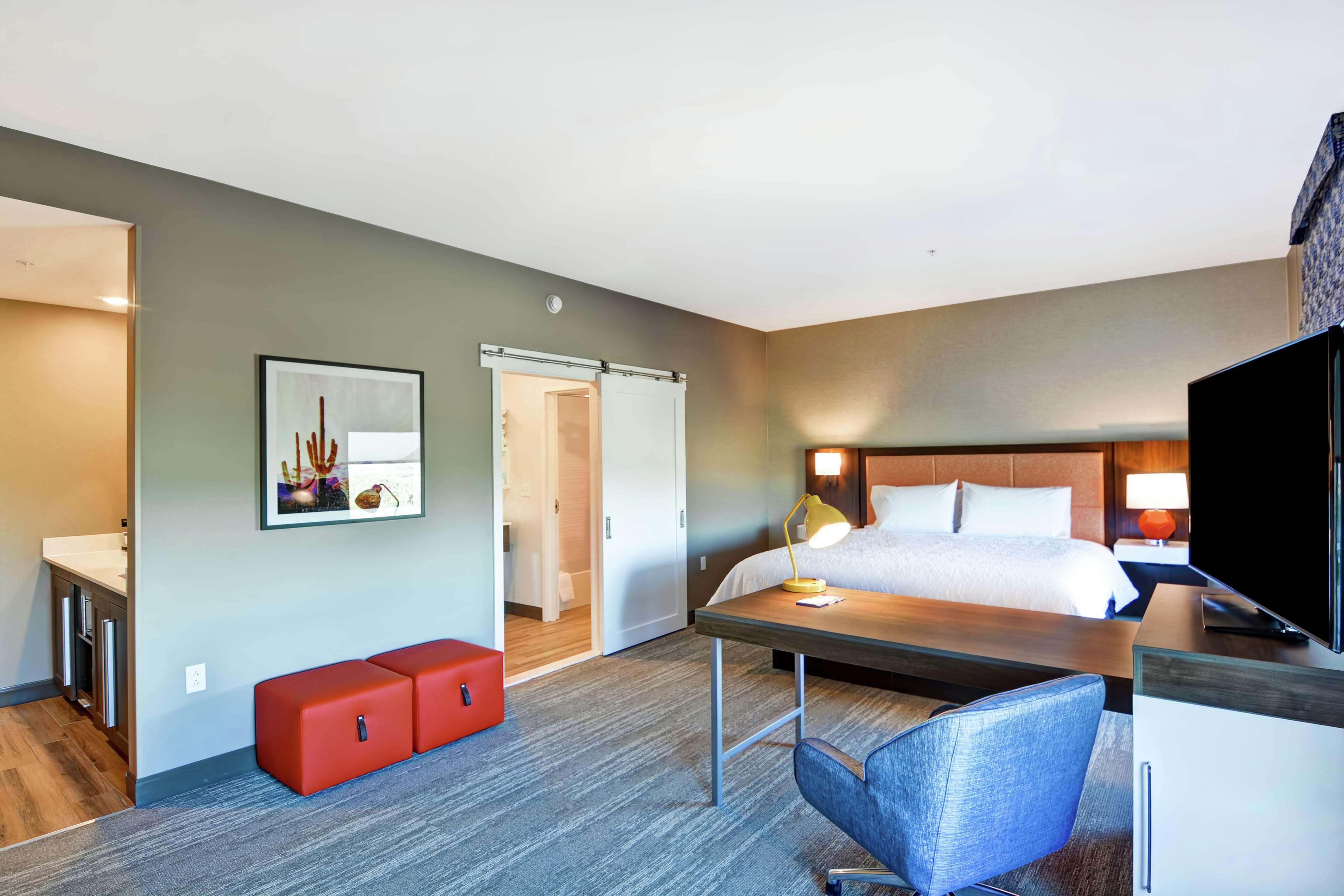 STUDIO, SUITE, KING BED