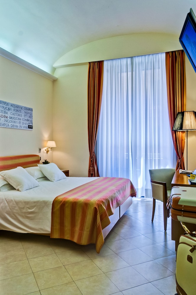 Crosti Hotel And Residence 21/45