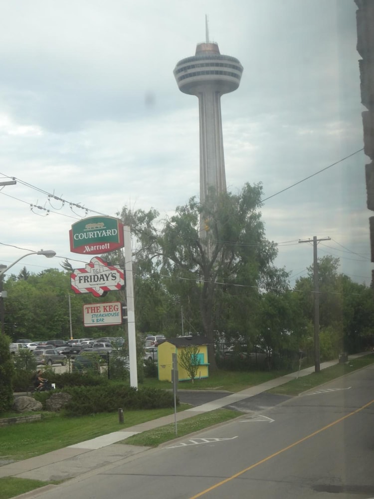 Empress Inn And Suites By the Falls 58/61