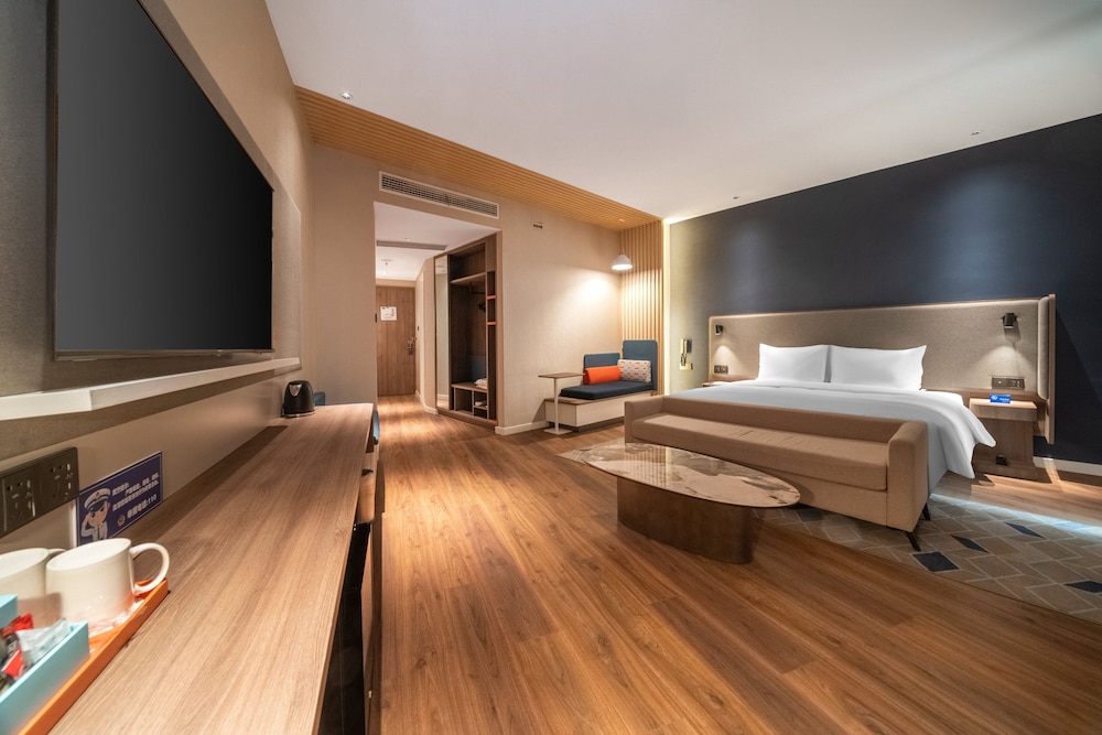 Standard, King Bed, Extra Floor Space