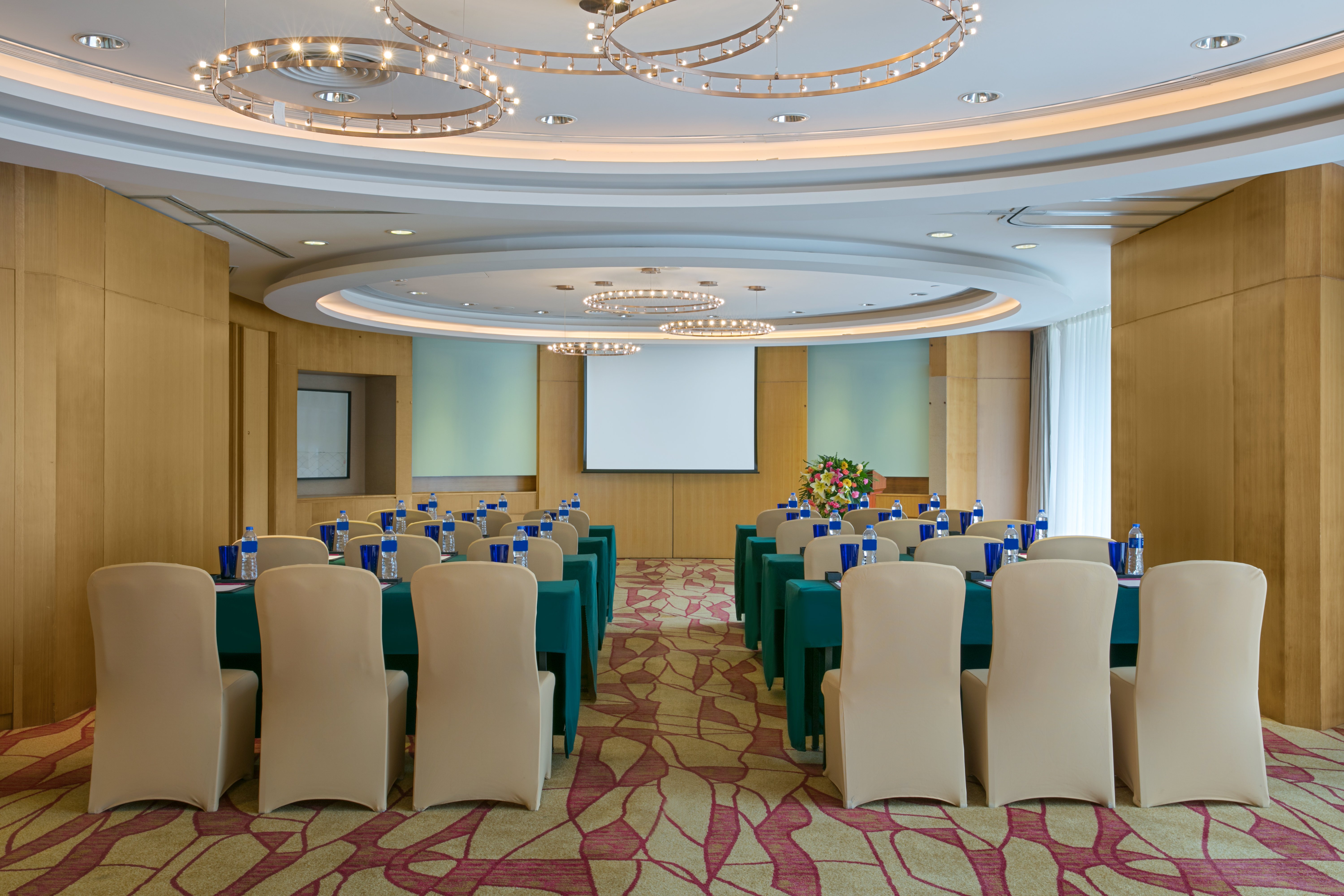 Crowne Plaza Zhongshan Wing on City 38/50