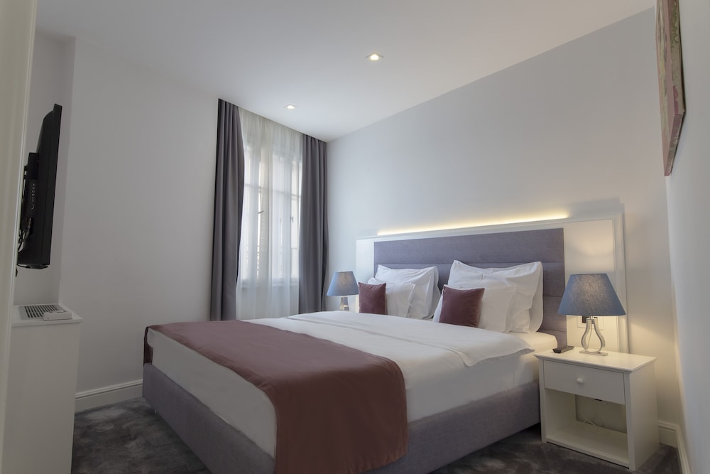 Public House Hotel 13/50