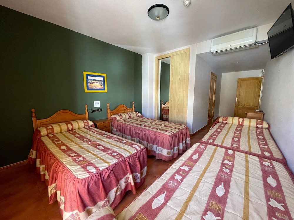 ROOM, QUADRUPLE