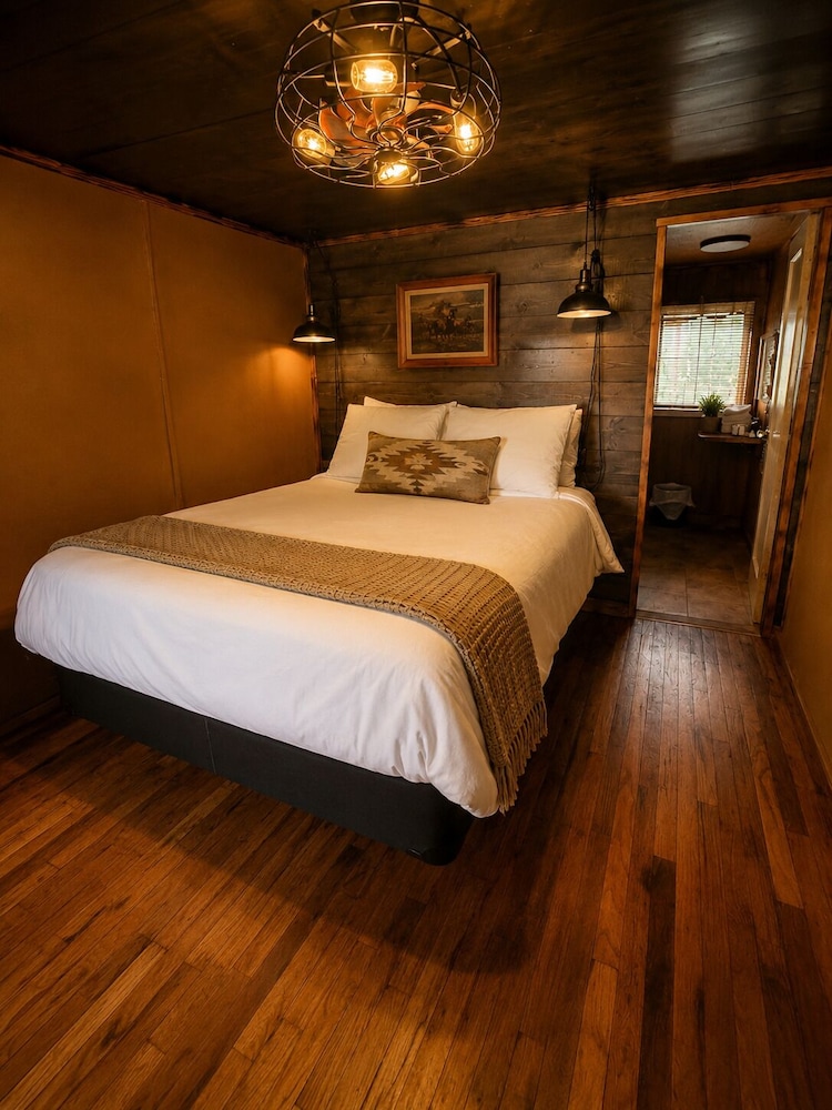 Chinook Winds Motel 24/76