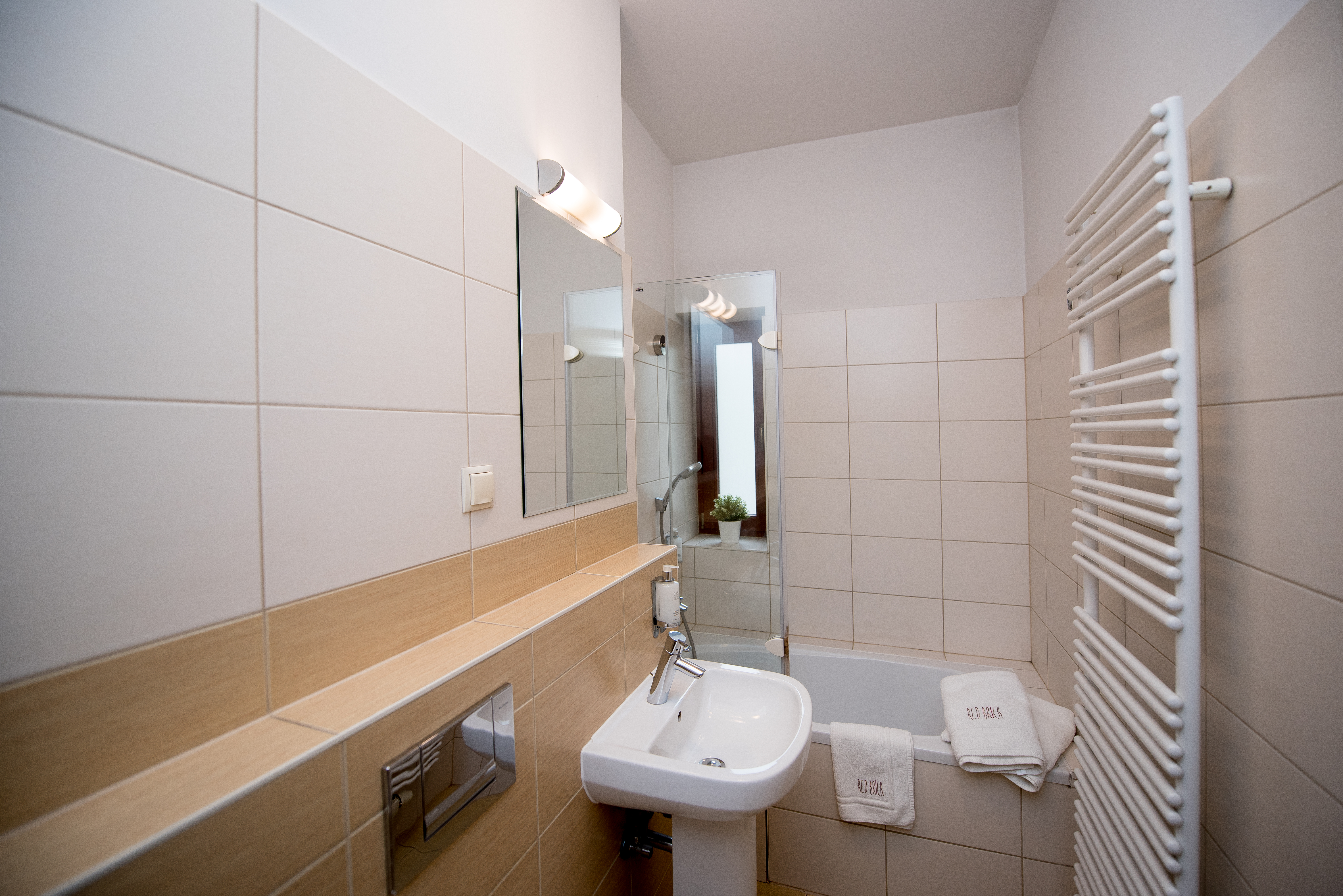 شقة، Red Brick Apartments 2/2