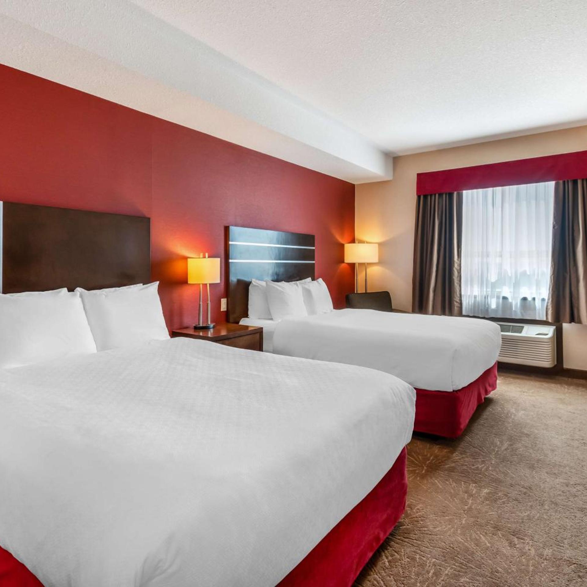 جناح بسرير كوين مع أريكة بمطبخ