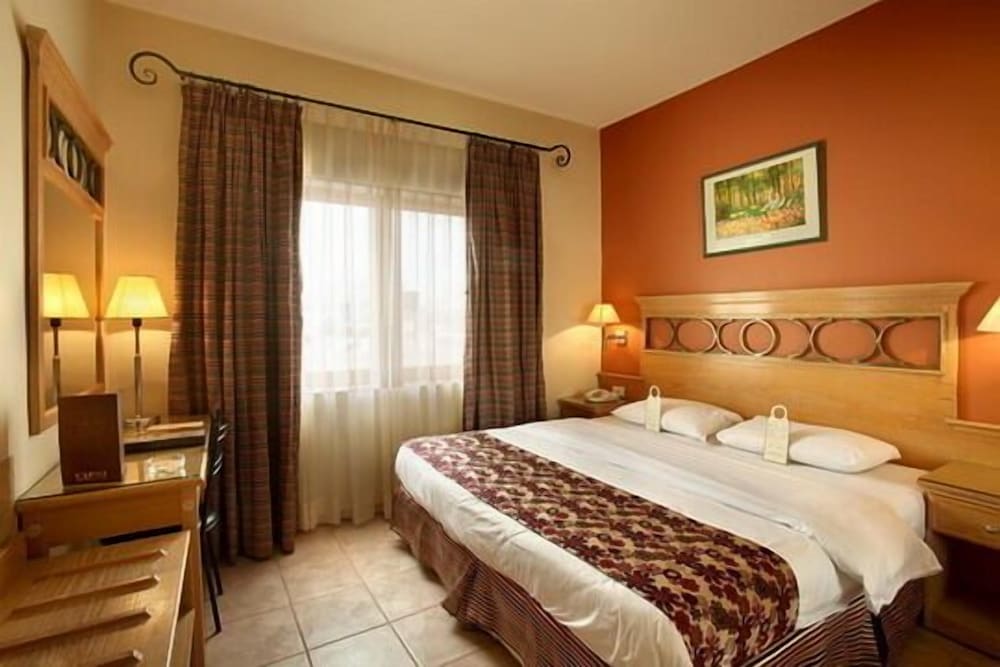 1 BEDROOM, SUITE