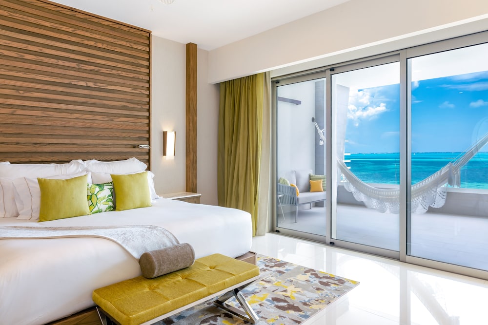 JUNIOR SUITE, KING BED, OCEAN VIEW