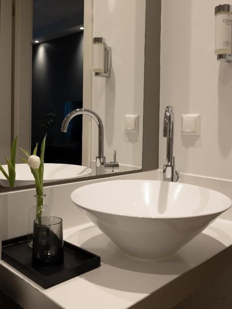 Paragon Apartments 34/37