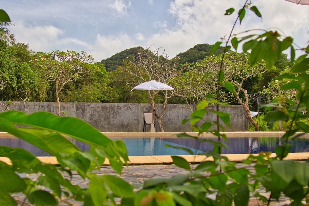 Lanta White Rock Resort Koh 64/69