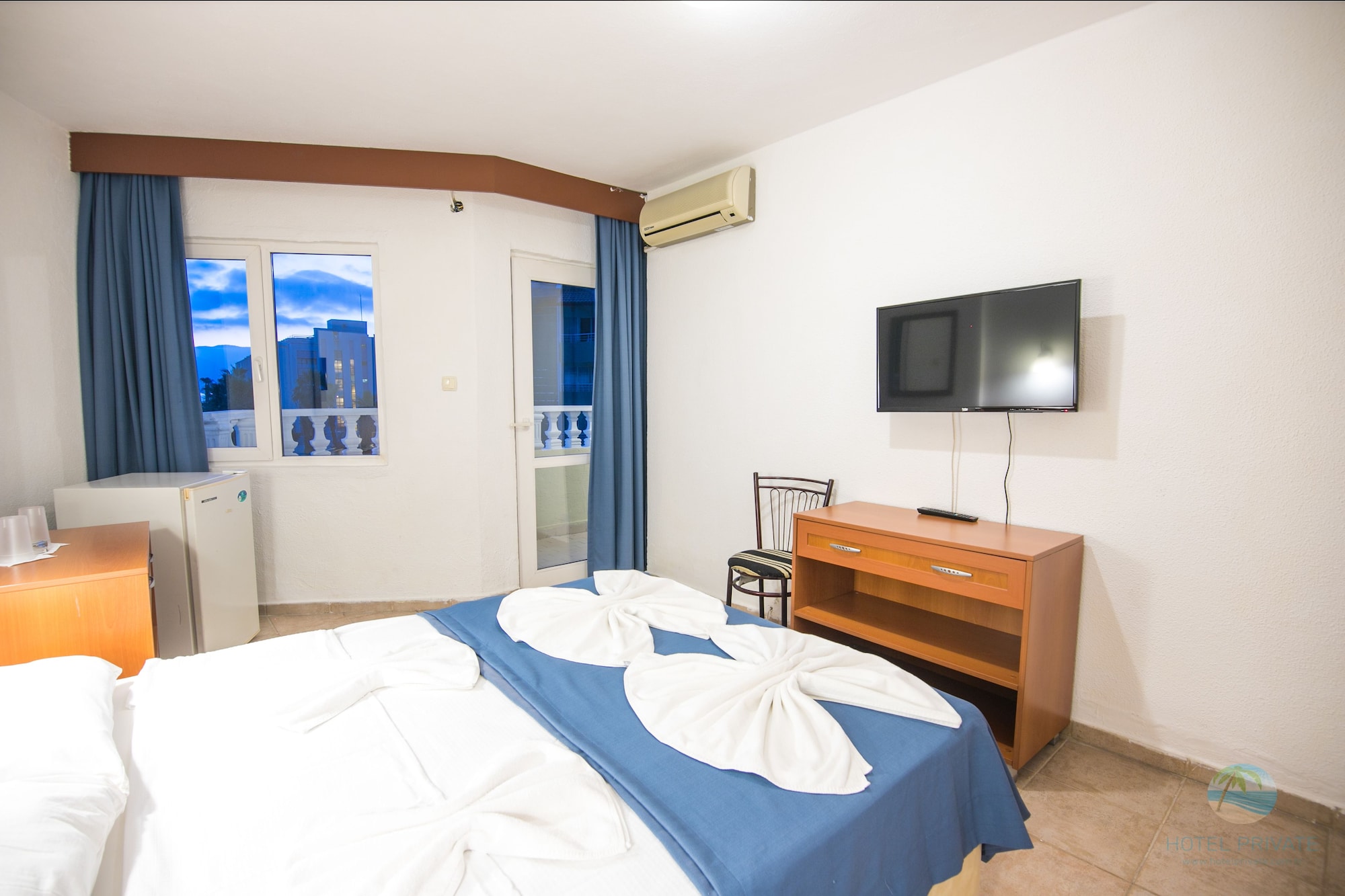ROOM, TWIN BEDS